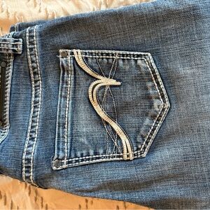 Rock & Roll Cowgirl Blue Jeans with Embroidered Pocket